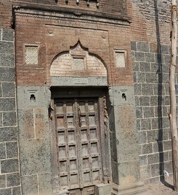 Porte d’entrée d’une ancienne maison