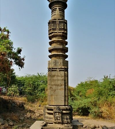 Monument à Charthana, monument at Charthana