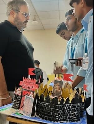 Echange avec des étudiants sur le patrimoine, exchange with sutdent about heritage sites Echange avec des étudiants sur le patrimoine, exchange with sutdent about heritage sites